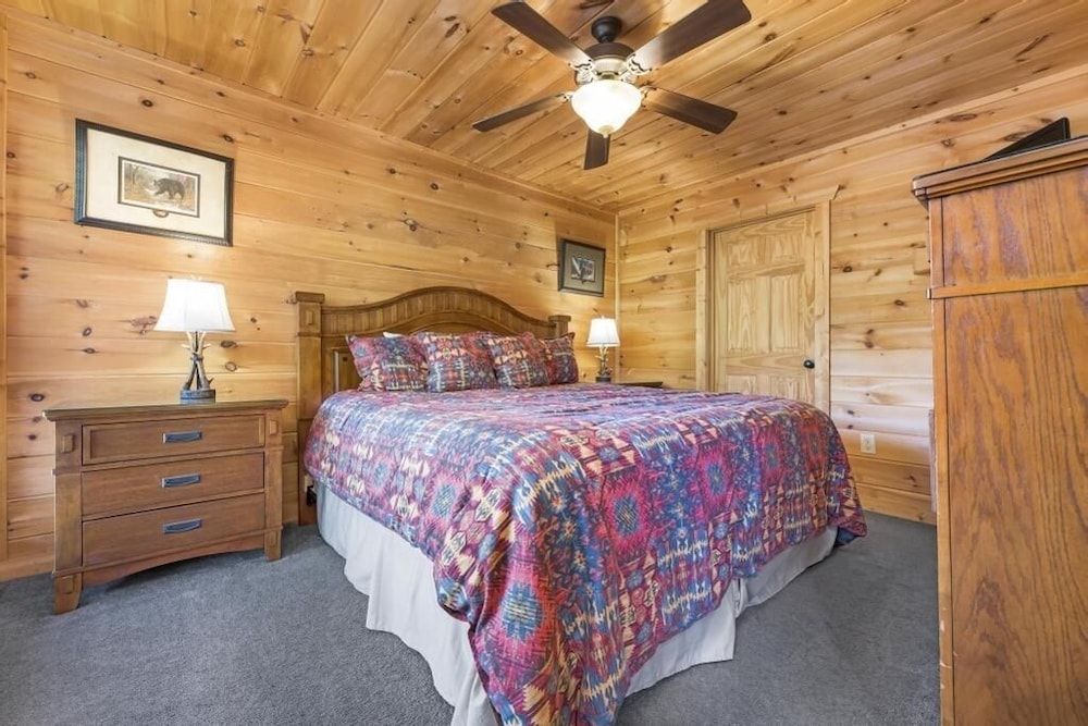 Soaring Spirit - 5 Bedrooms, 5 Baths, Sleeps 18 Home by RedAwning
