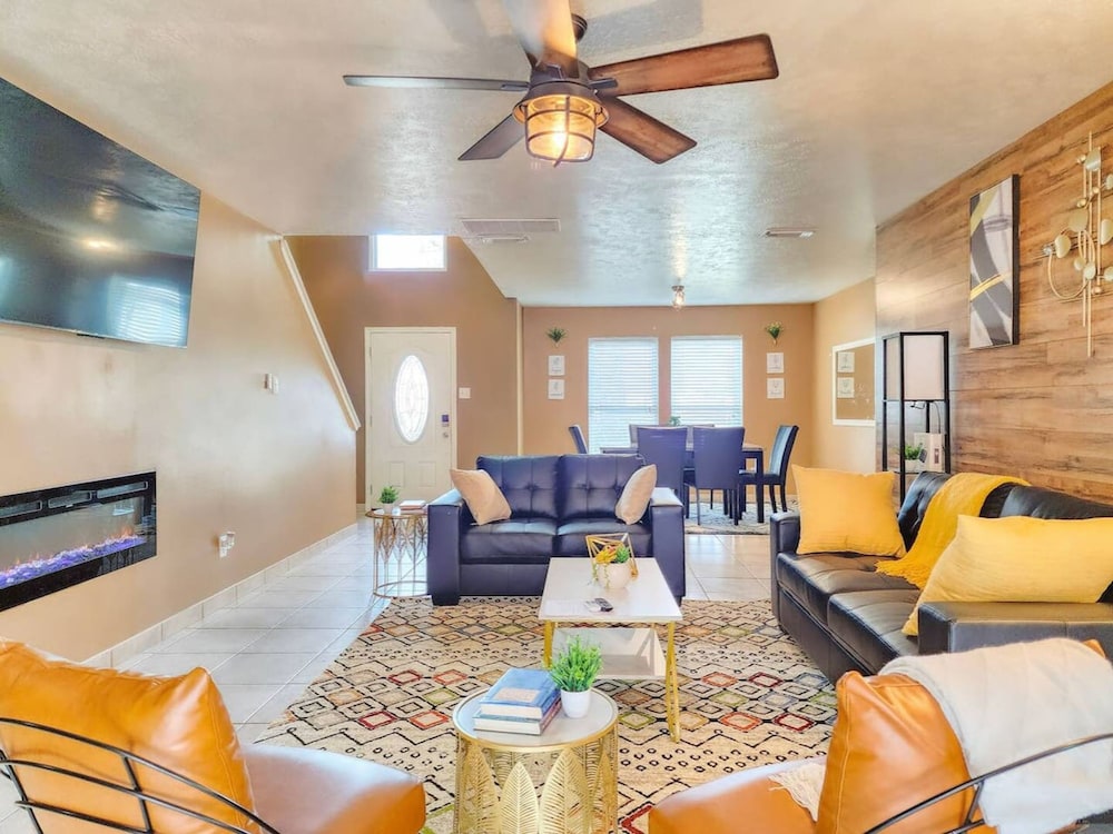 Katy Oasis w Game Room