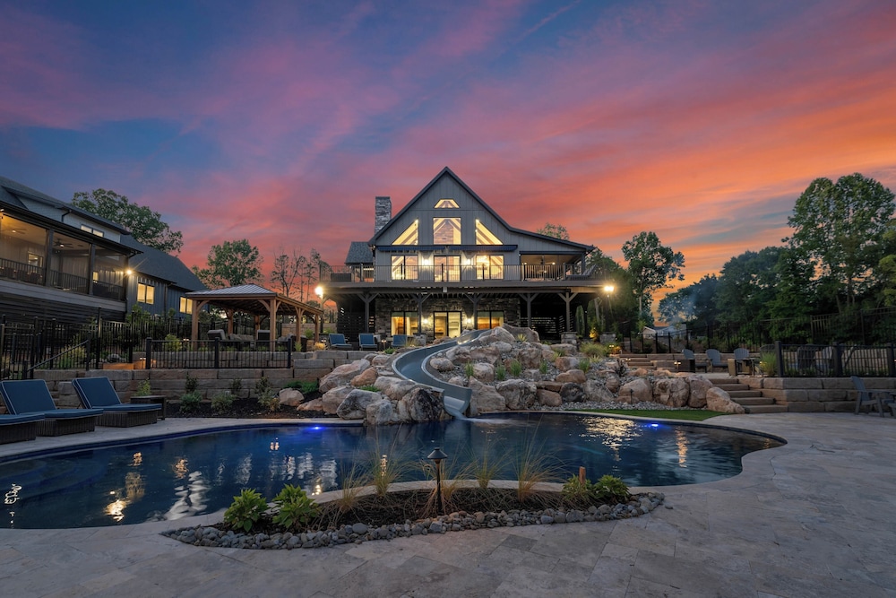 Gray Fox Lodge by Avantstay Waterslide Pool, Theater Sleeps 21 view 5