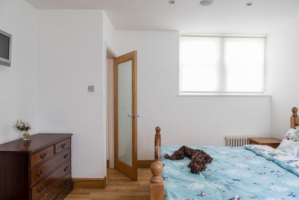Specious Family Kensington 5-bed House, Sleeps 12