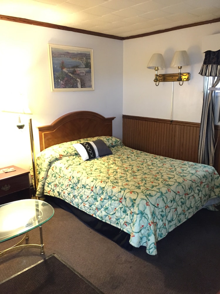 Tompkin's Motel