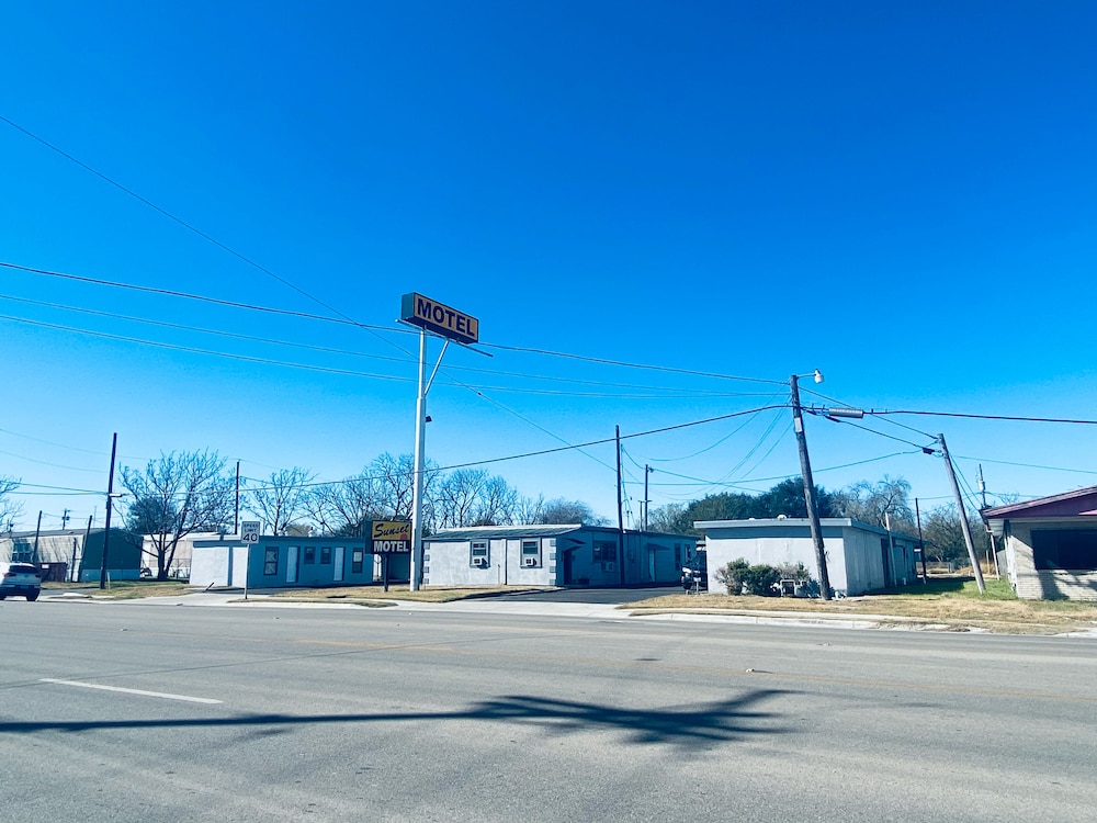 Sunset Motel - Property Image 8