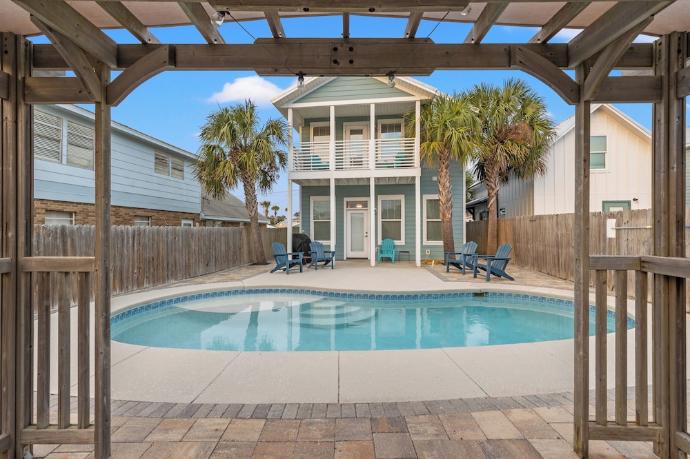 Spacious 4-bed, 3-bath Beach House Sleeps 12 for the Perfect Getaway