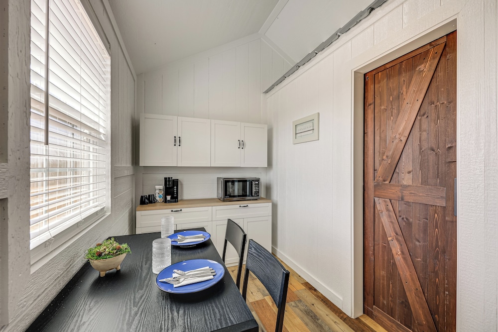 Hike, Hunt & Fish: Pet-friendly Studio in Dilley!