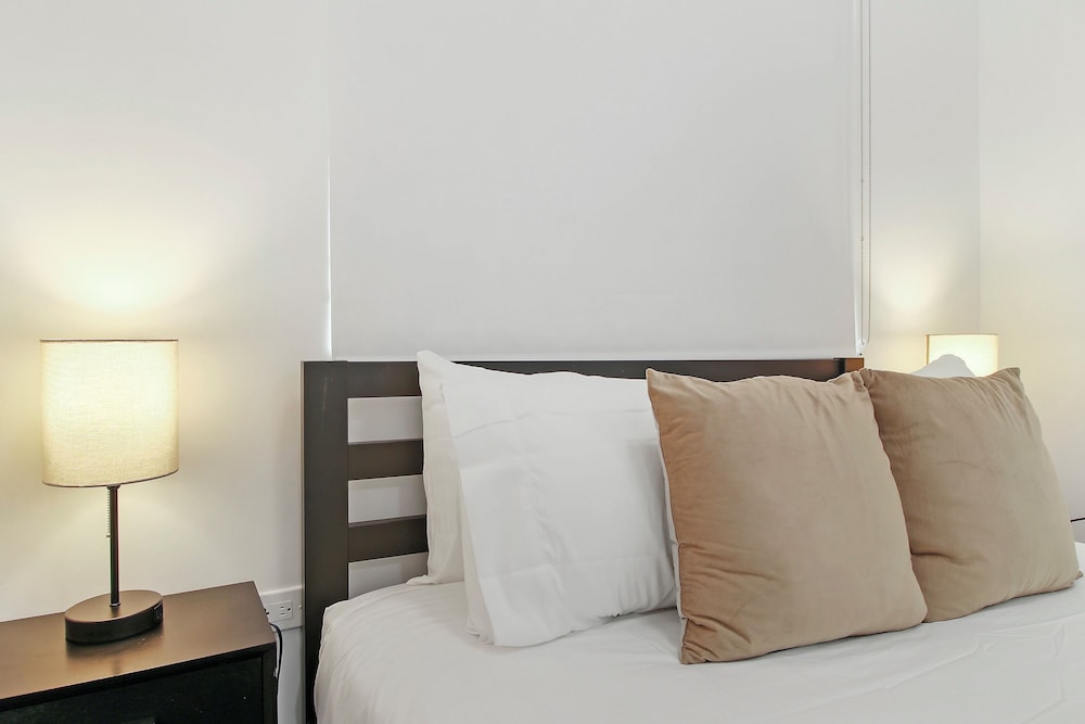 Stylish 4BR Stay - State rep