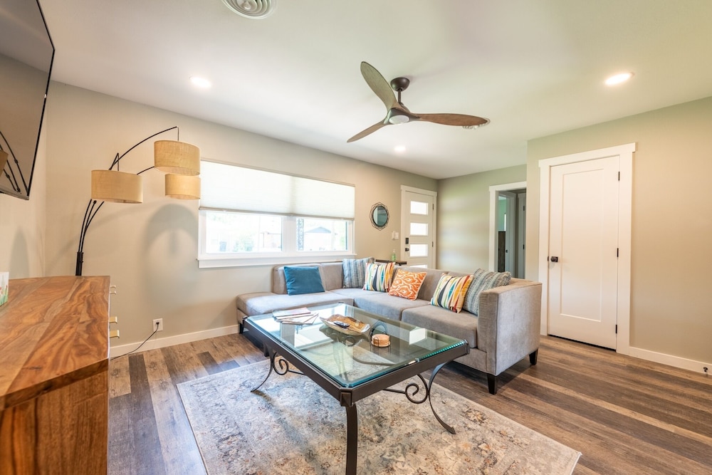 Zander Haus 3 Bedroom Home by RedAwning