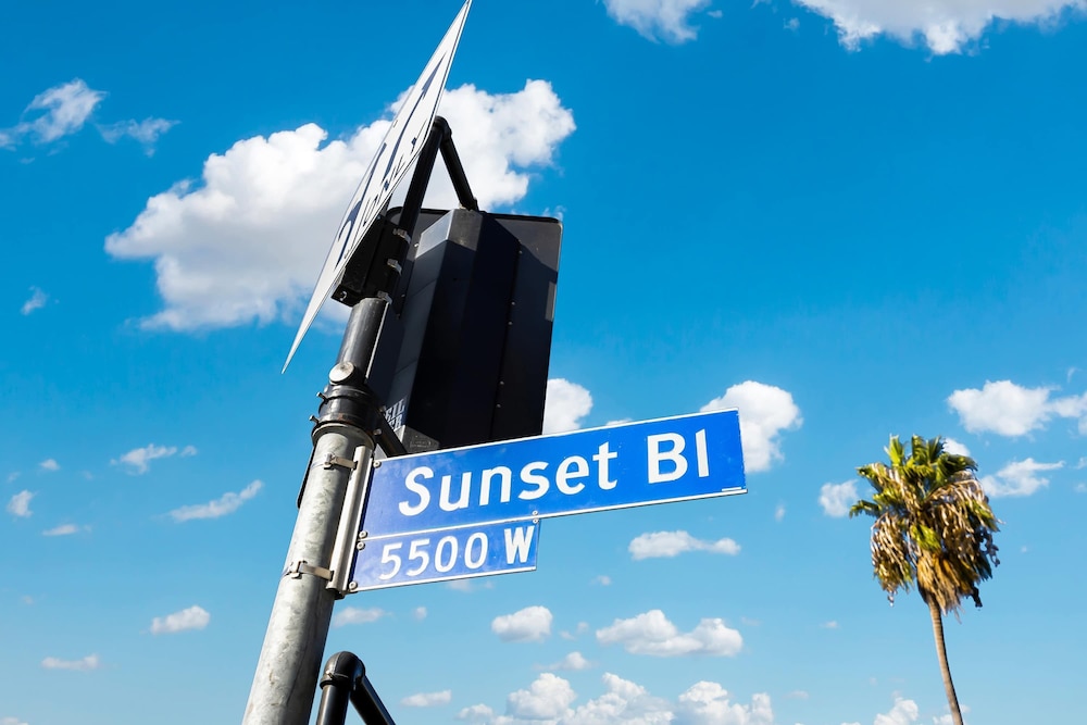 Luxury 2BR Hollywood Pool View by Oneluxstay