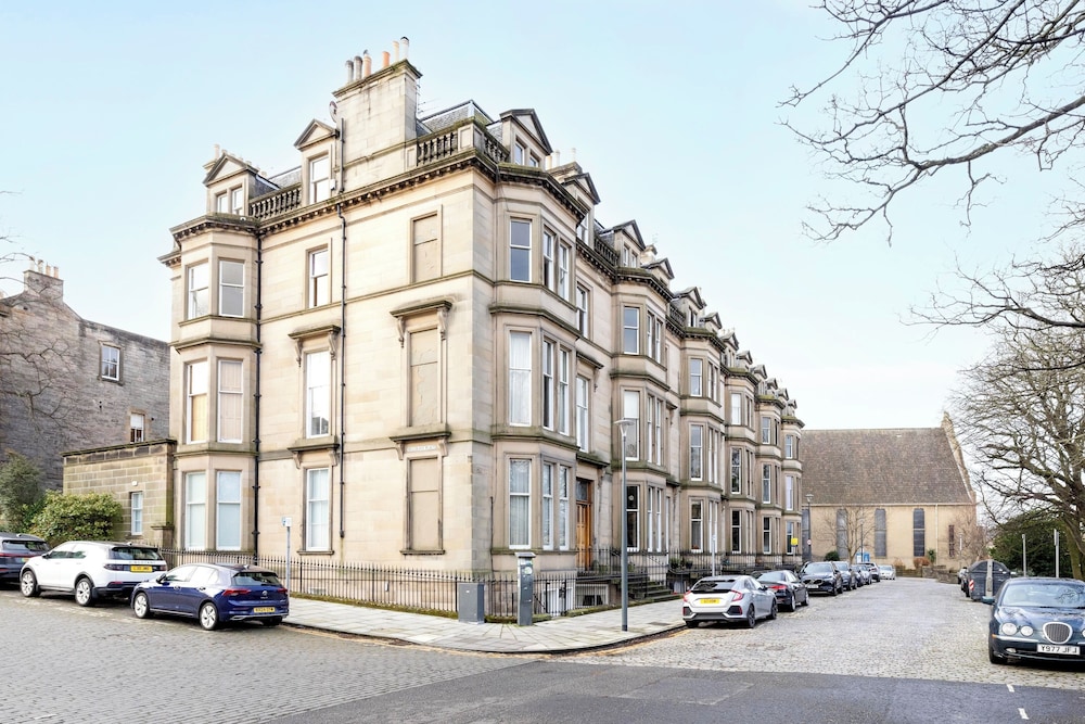 Spacious 2-Bedroom Ground Floor Flat