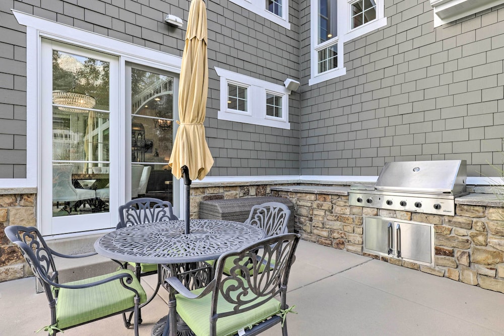 Luxe Sandy Home w/ Hot Tub: 9 Mi to Skiing!