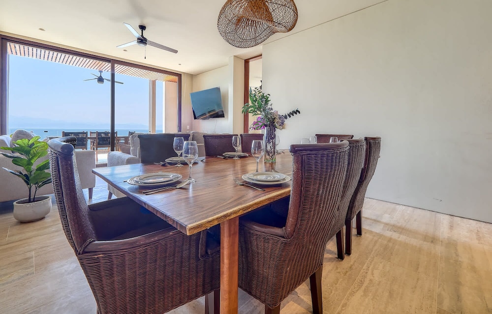 Luxury 4BR Oceanfront Condo - Private Beach - Pool