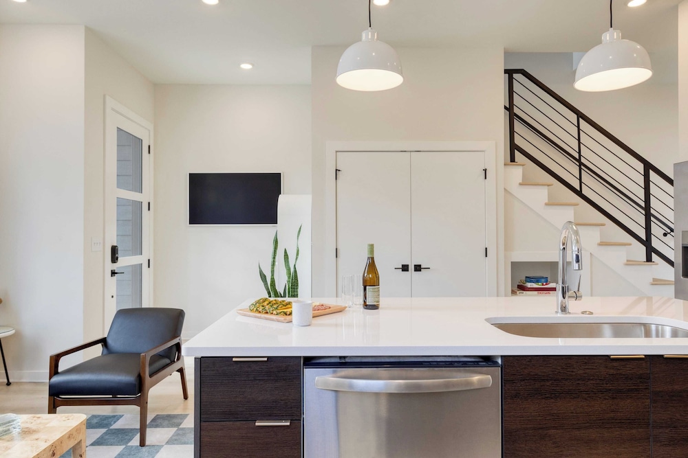 The Stage by Avantstay Chic 4bdr w/ Covered Balcony Modern + Newly Built