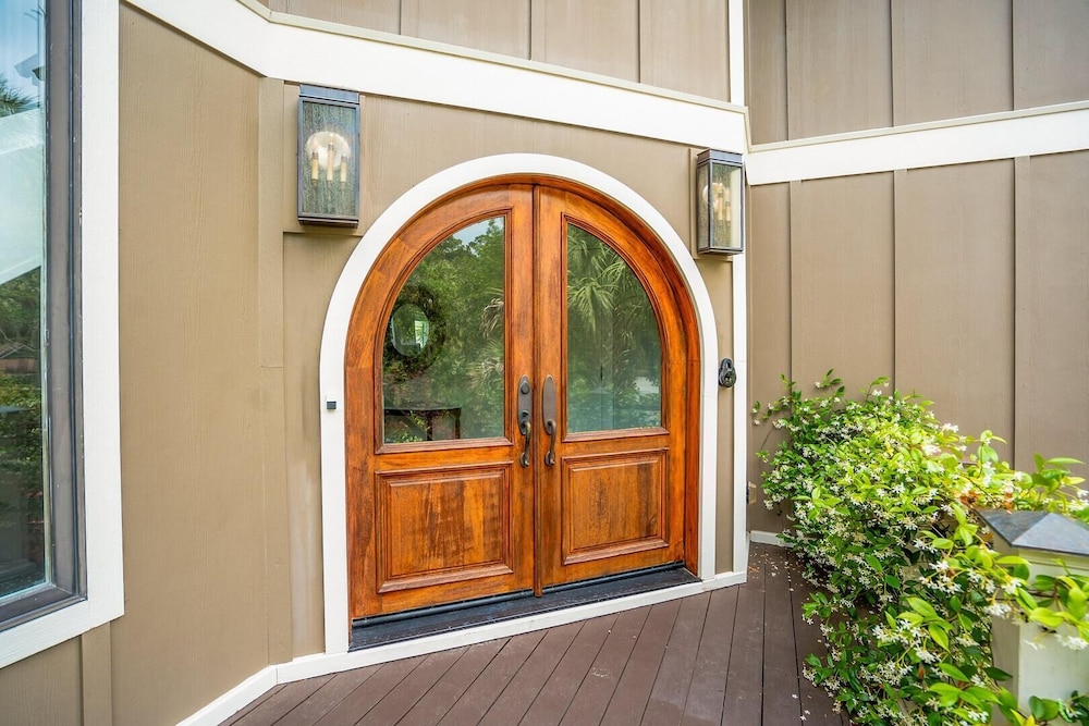 Elegant, Marsh-front 5-bed, 4-bath Home, Sleeps 12