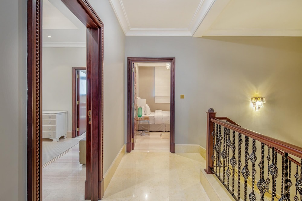 Palm Jumeirah Beach Front XL Villa w Prvt Pool