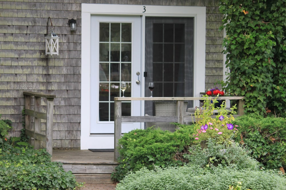 Allen Harbor Breeze Inn & Gardens