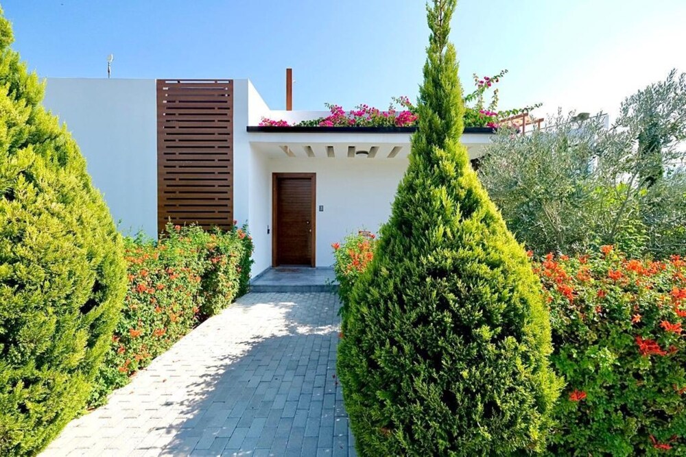 Gorgeous Seafront Villa in a Prime Resort