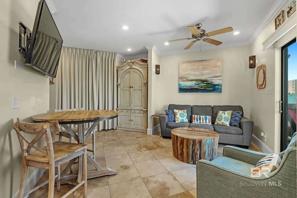 1 bed Beach Pools Waterfront Boating Palmaway