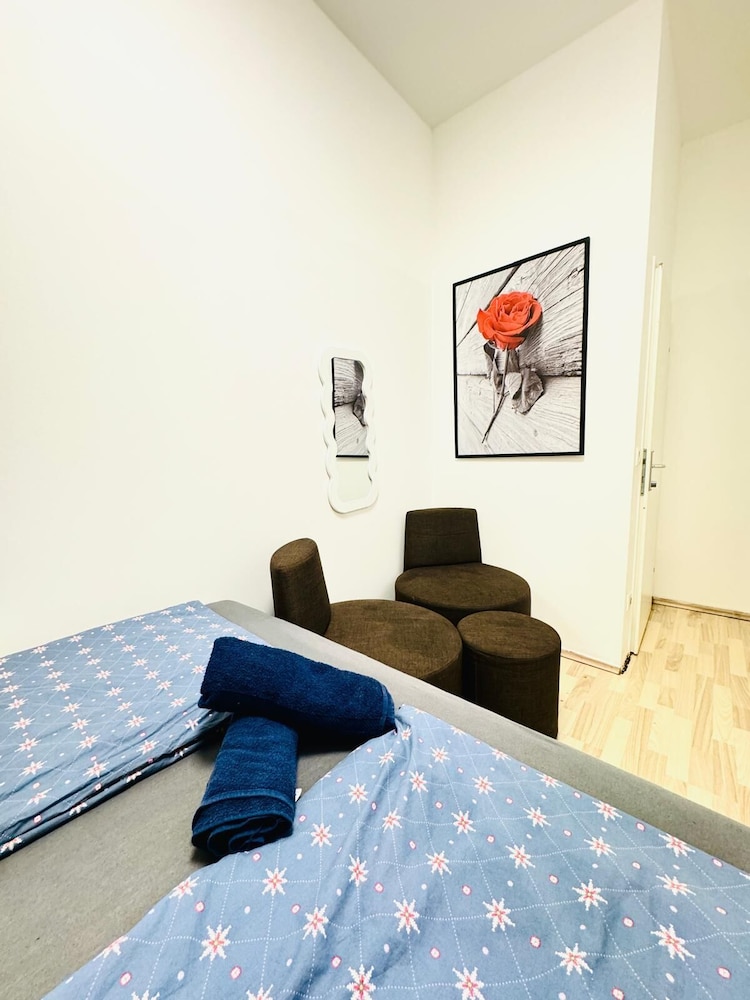 4BR Apartment for 8 Near FAC Platz