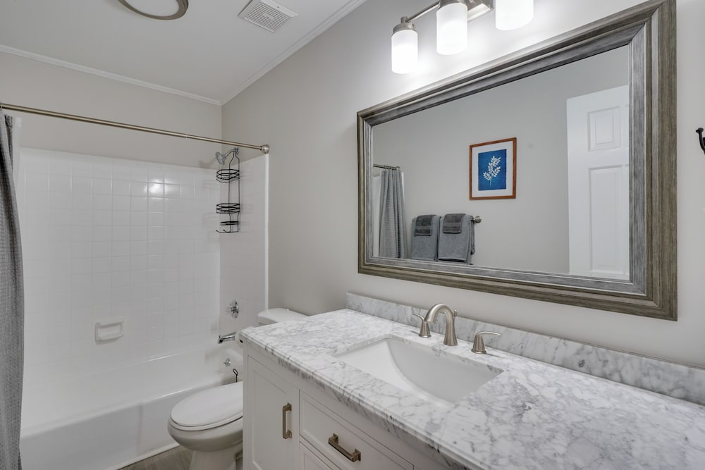 7 Mi to Dtwn Raleigh: Bbq-ready Townhome!