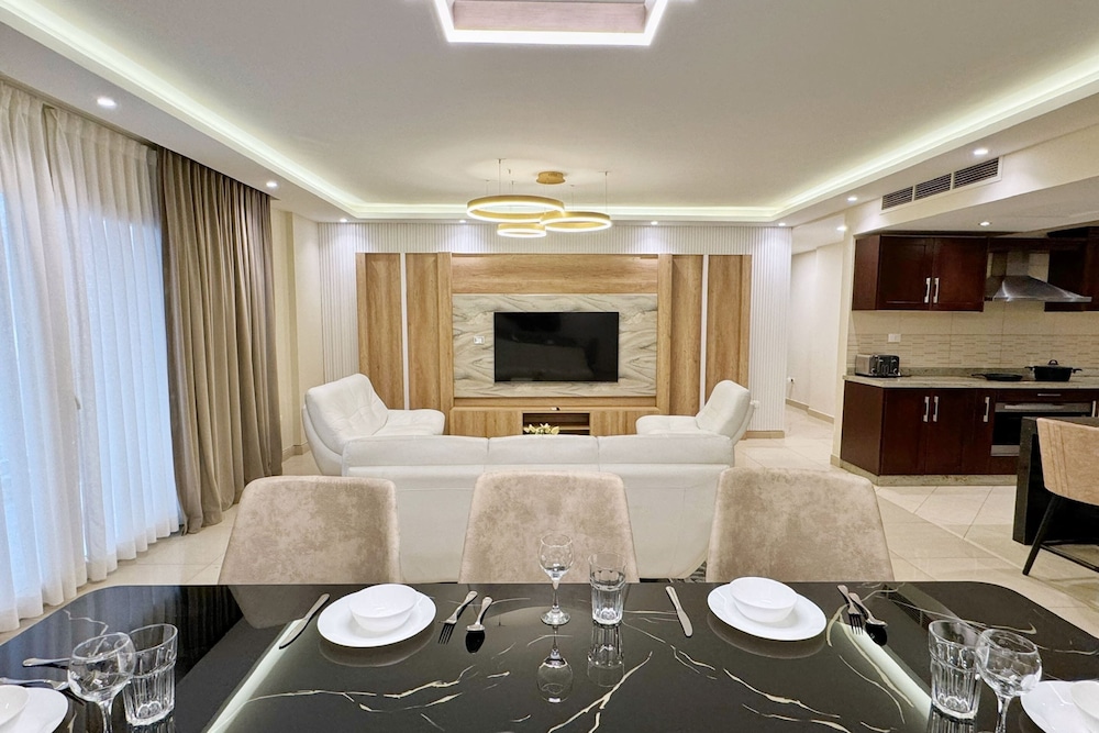 Calm & Classy 2BR - 5 min to Airport