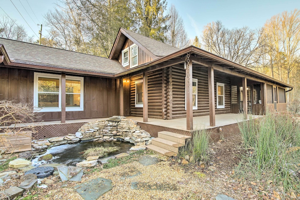 Pet-friendly Gatlinburg Cabin w/ Hot Tub!