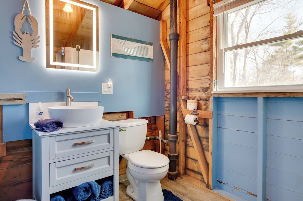 Walk to Long Sands Beach: Cottage w/ Fire Pits!