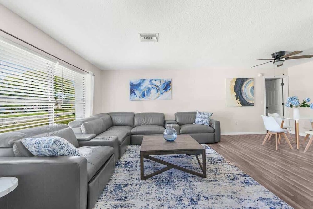 Hudson Retreat, 3 Bedroom Pool Home!