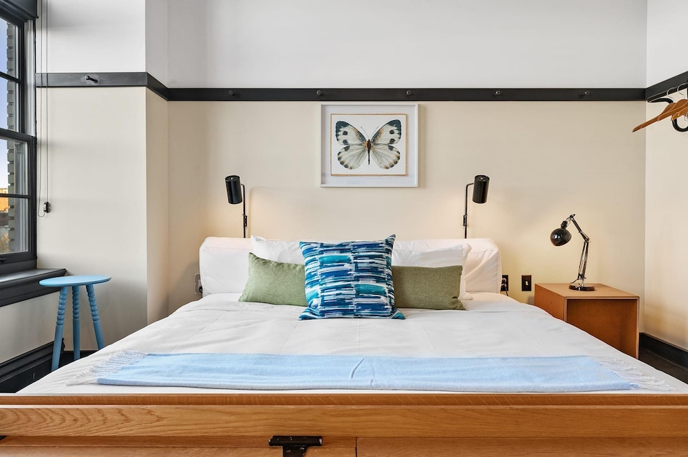 Kasa Uniquely Designed Suite Near Carnegie Museum The Maverick view 5