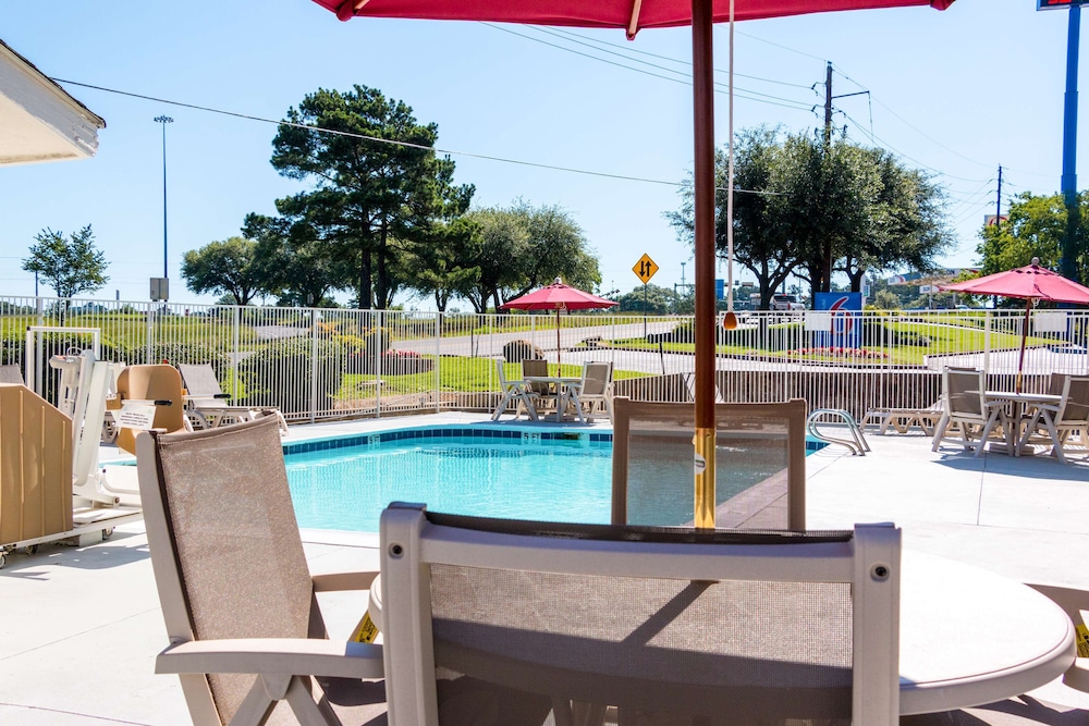 Motel 6 Longview, TX