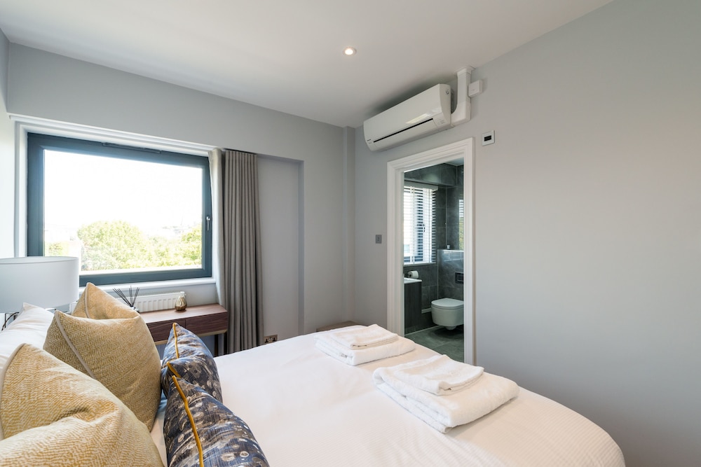 The Carlyle - Elegant Serviced Apartments