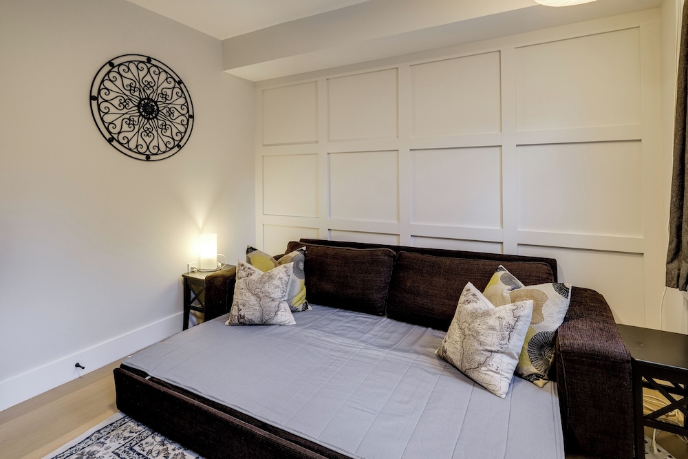 Walk to Metro & Dtwn Silver Spring! Sleek Apt