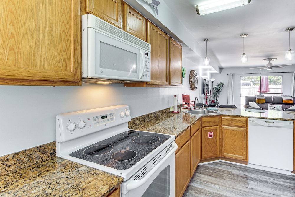 Walk to Gulf Coast: Biloxi Condo w/ Pool Access