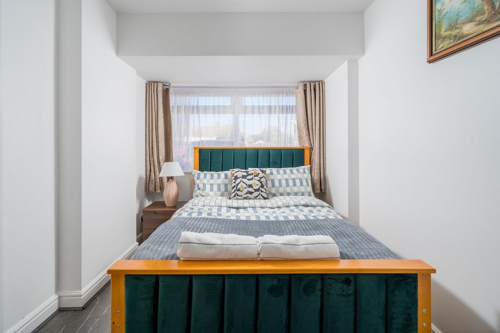 5 Bed House - Sleeps 11 - Garden