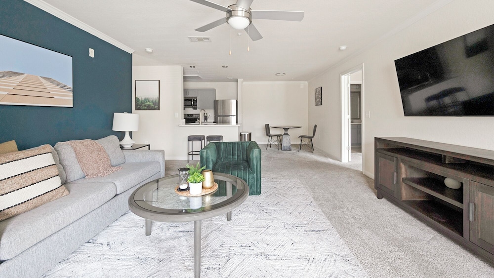 Landing Beautiful 1bd, Courtyard, Clubhouse