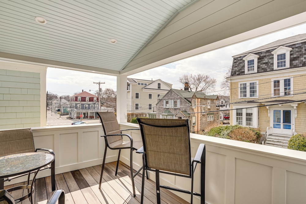 Walk to Front Beach: Dtwn Rockport Retreat!