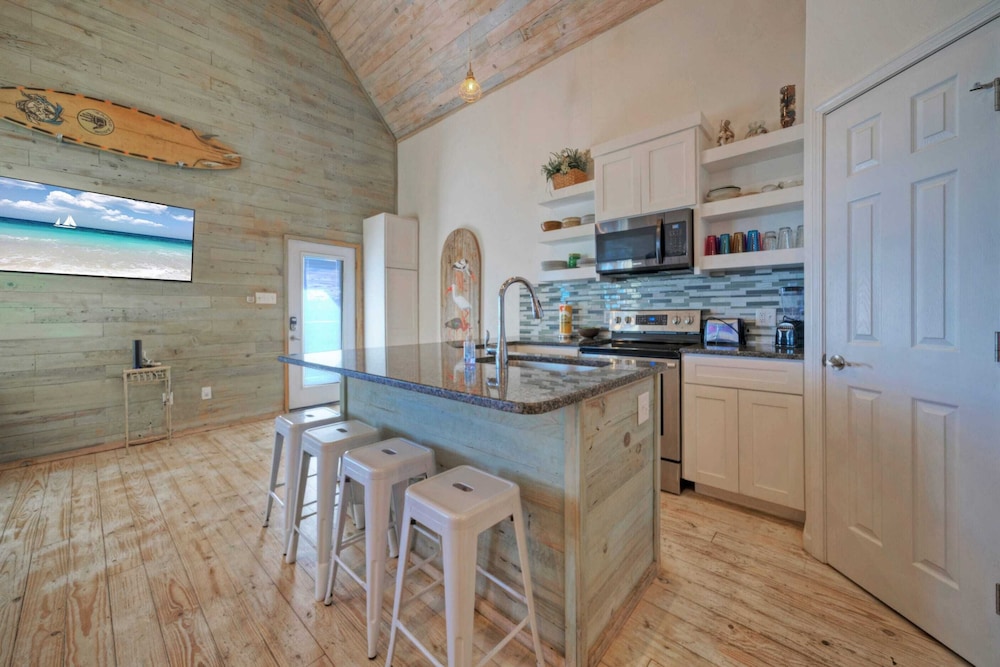 2 Homes on the Bay, Shared Waterfront Pool + Boat Dock Laguna Village Paradise