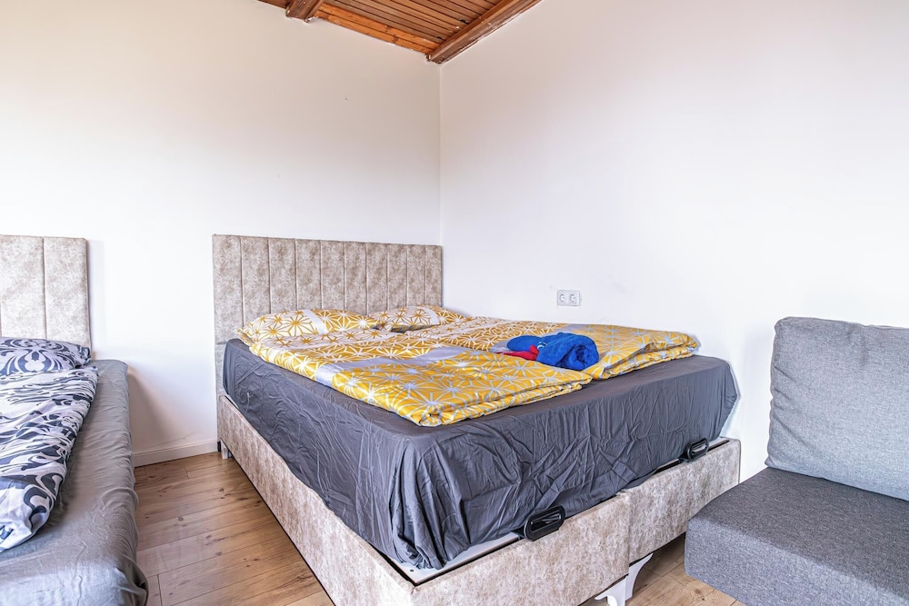Cozy House Terrace &Garden Sleeps 34