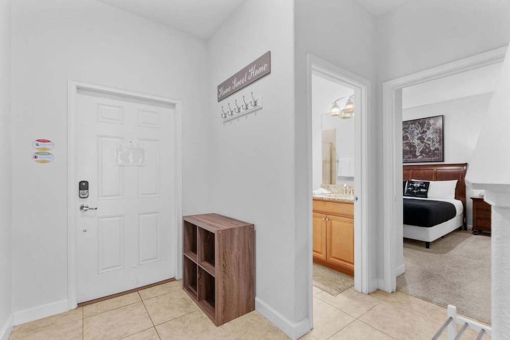 Amazing 4bdr Near Parks w Pool