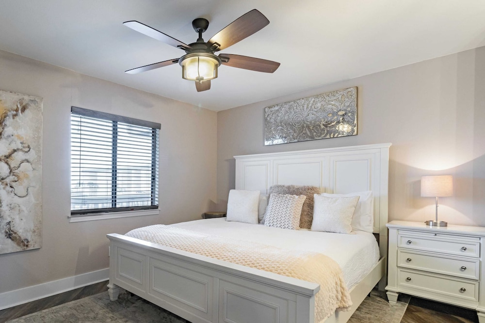 2 Condos, Steps to the Beach Pool+hot Tub, Balcony Lounge Triton & Sea Haven