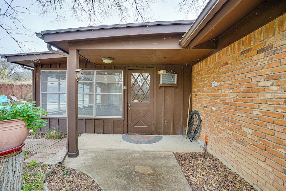 Karaoke Ready! Fort Worth Area Home w/ Pool