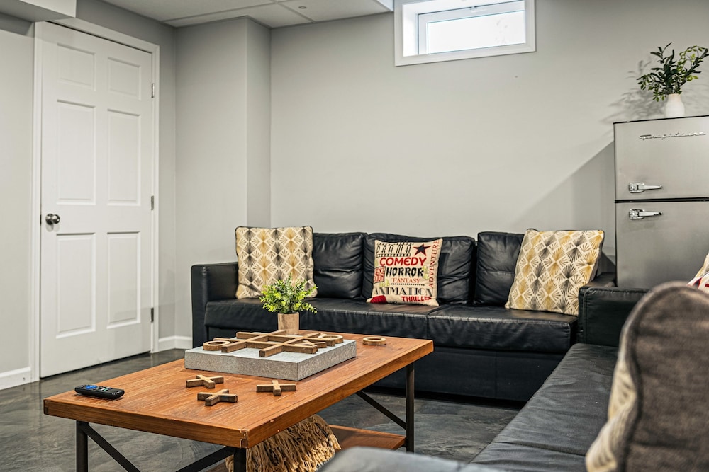 Laker s Pointe by Avantstay Lakefront Private Peninsula Hot Tub Game Room