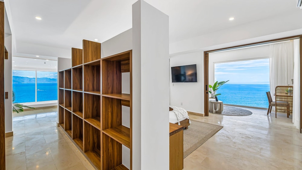 Beachfront Luxury 4BR Penthouse With Incredible Ocean Views