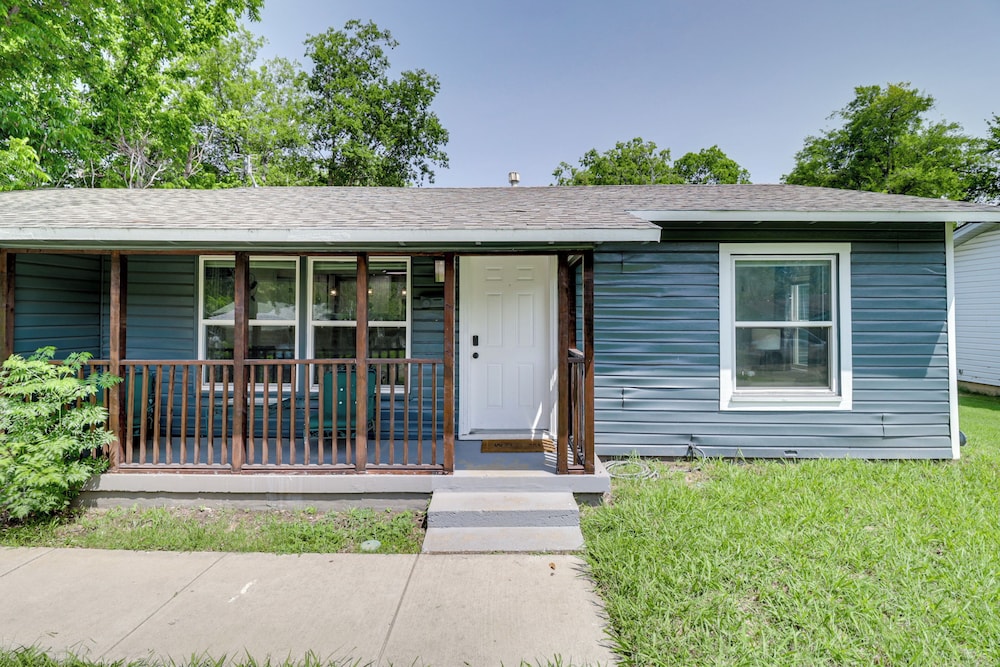 1 Mi to At&t Stadium: Family Home w/ Large Yard!