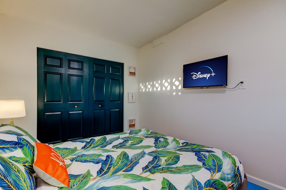 Simple Modern Gem 2 Blocks to Beach Pet Friendly