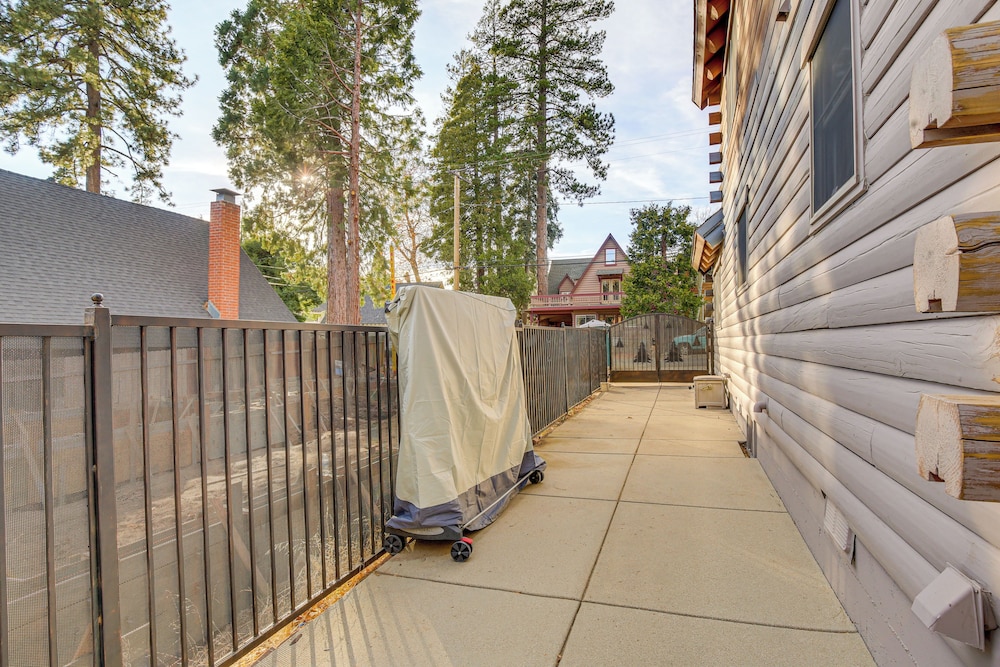 2 Mi to Lake Arrowhead Village: Pet-friendly Cabin