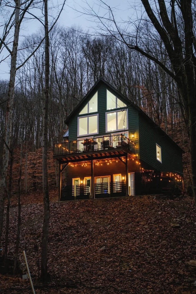 The Greenhouse With Indoor Slide Close to Hocking Hills