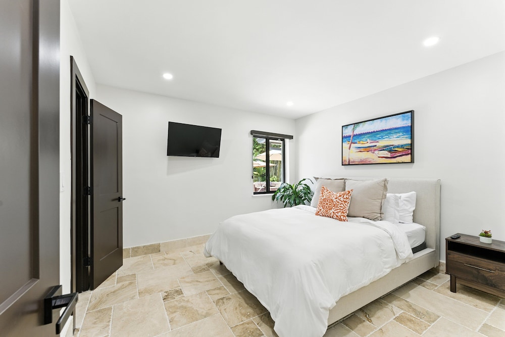 Villa Riverland With Heated Pool On The Water 5 Bedroom Villa