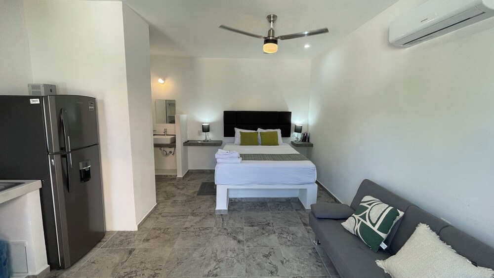 Lavish Studio w Balcony Downtown 4