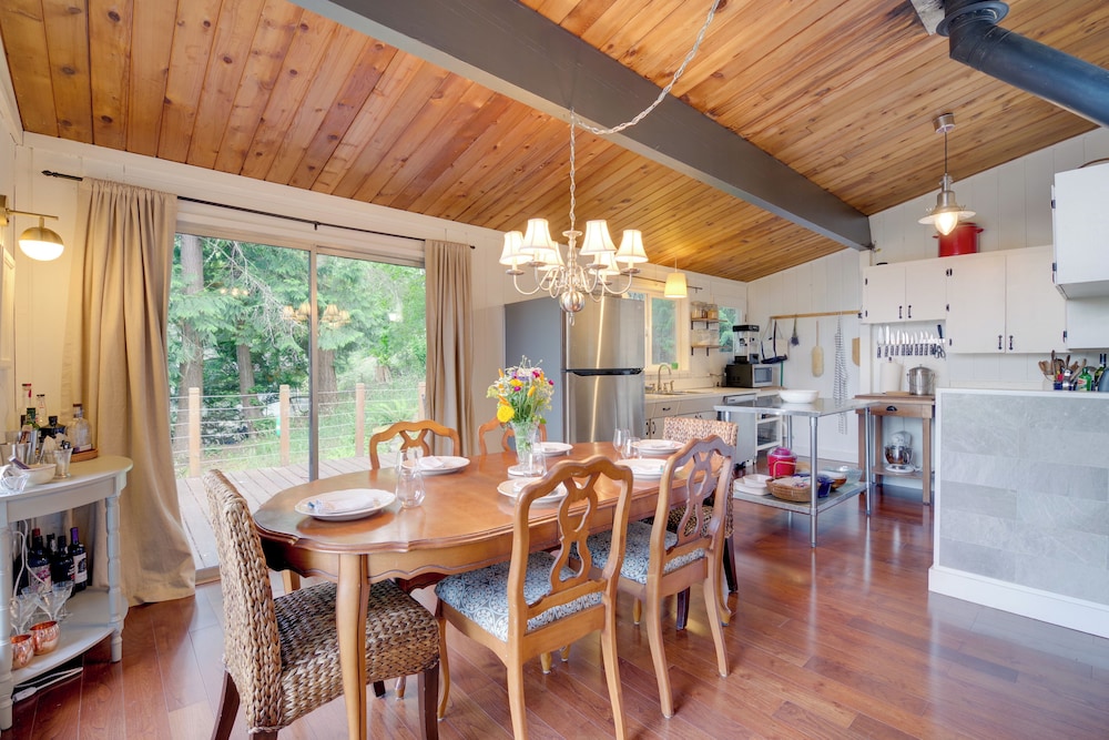 2 Blocks to Puget Sound Beach: Lummi Island Home