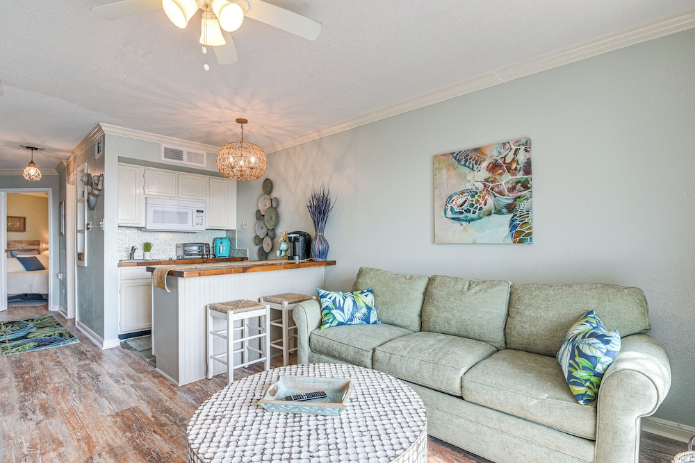 Pool & Hot Tub Access: Beachside Galveston Condo!