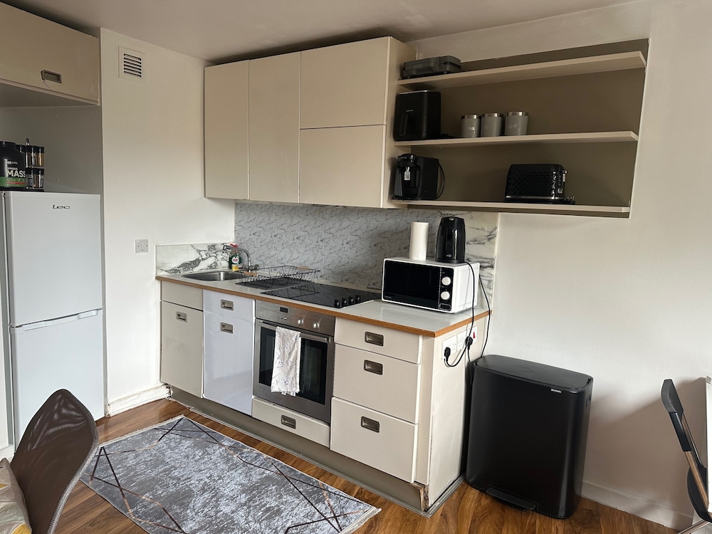 1br-4guests-pool-gym-parking-neargreenwich